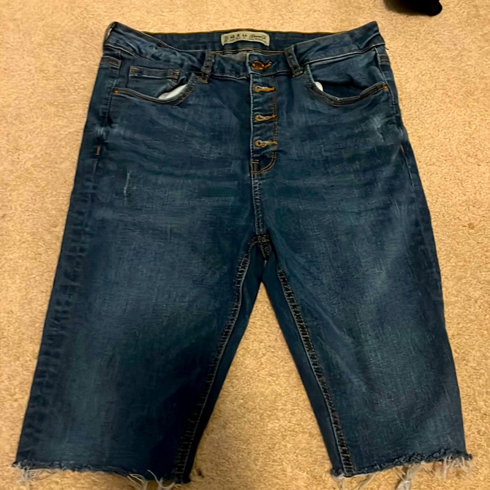 Distressed high waisted jeans